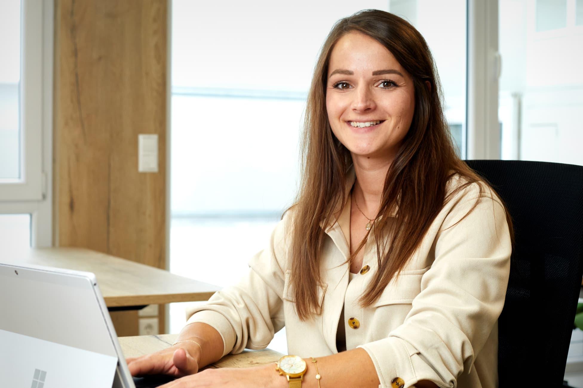 ansprechpartner-laura-mobile